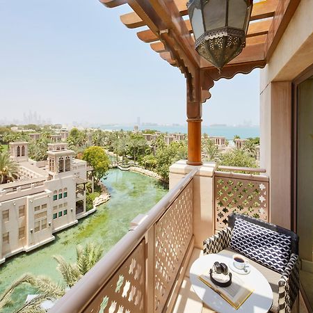 Jumeirah Al Qasr Дубай Екстериор снимка View of the Dubai Canal from a hotel room