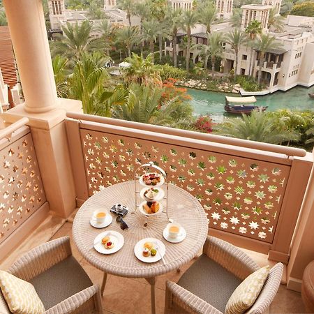 Jumeirah Al Qasr Дубай Екстериор снимка A view of the lagoon from a guest room