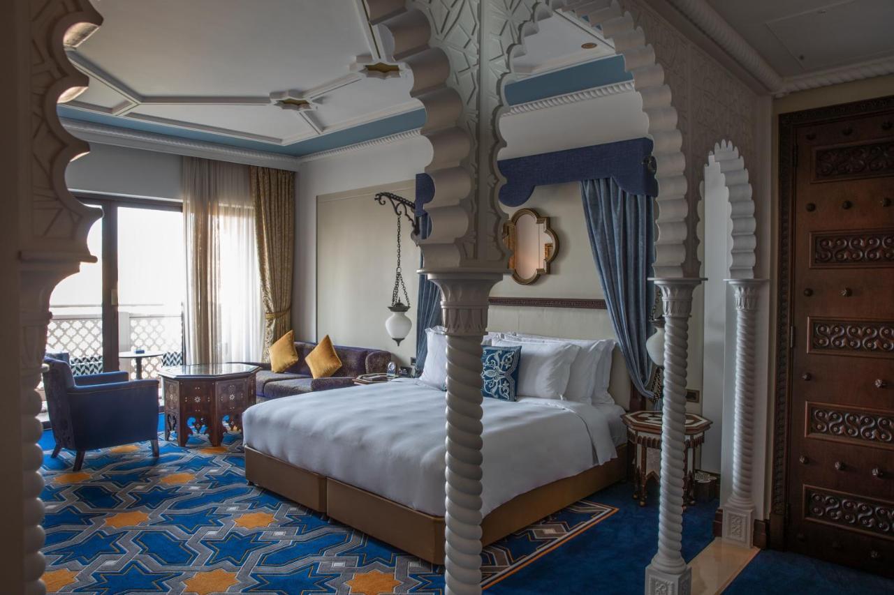 Jumeirah Al Qasr Дубай Екстериор снимка A bedroom at the hotel