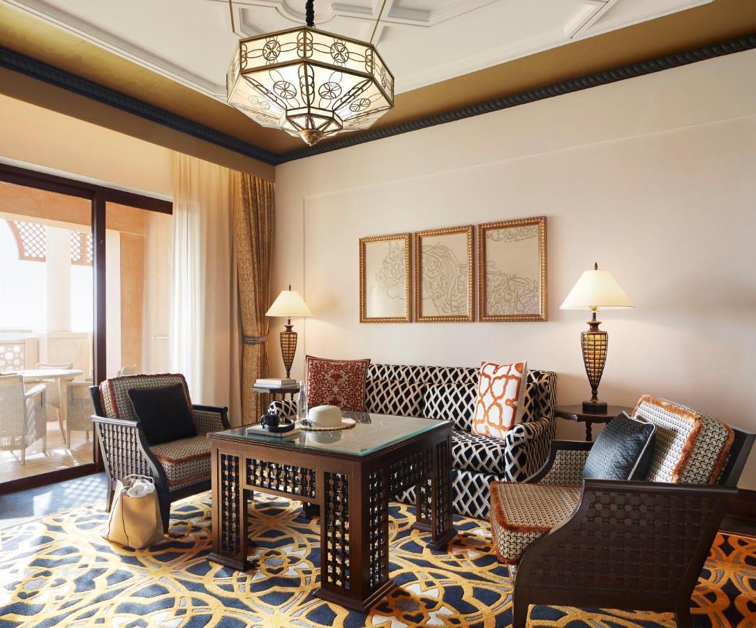 Jumeirah Al Qasr Дубай Екстериор снимка A living room at the Jumeirah Atlantis