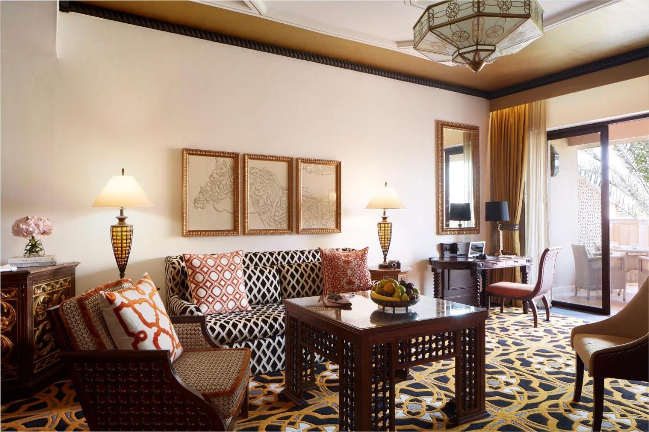 Jumeirah Al Qasr Дубай Екстериор снимка A living room at the Jumeirah Emirates Towers Hotel