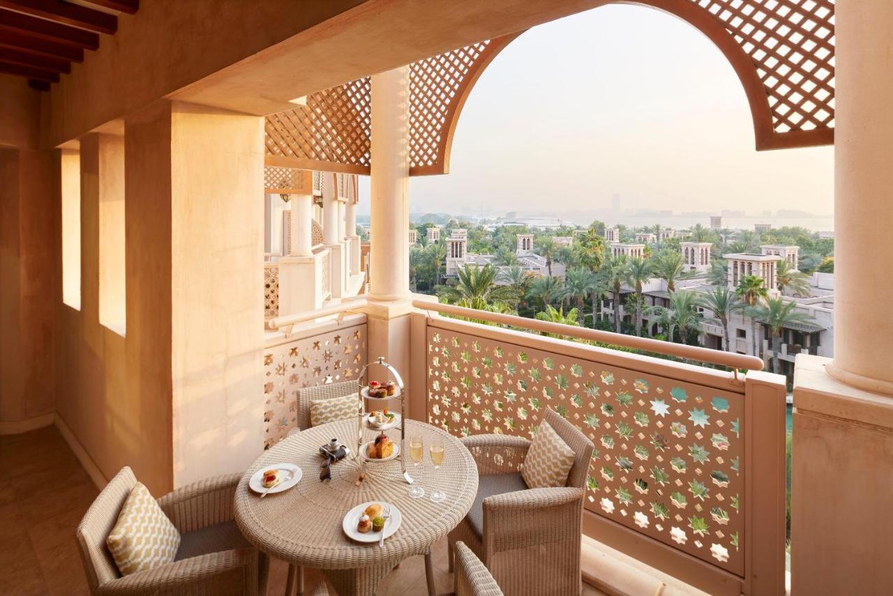 Jumeirah Al Qasr Дубай Екстериор снимка A balcony at the Jumeirah Emirates Towers Hotel