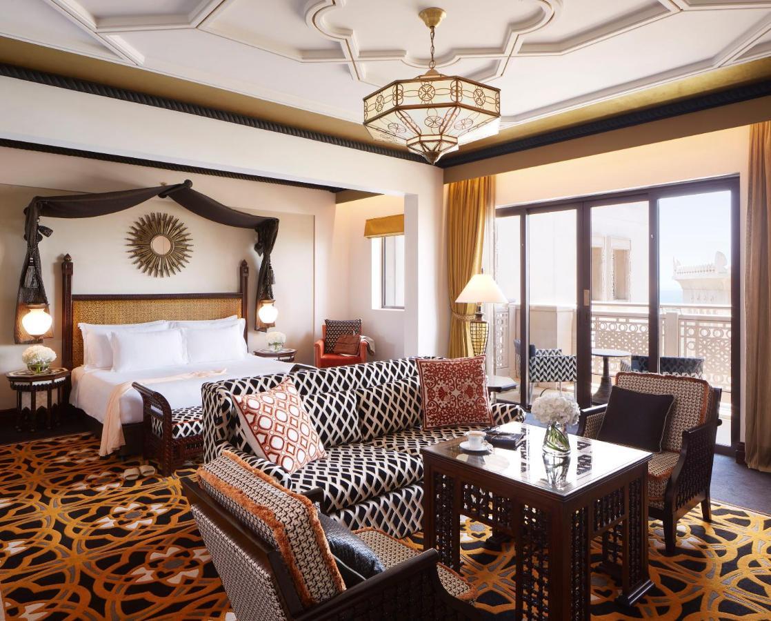 Jumeirah Al Qasr Дубай Екстериор снимка A suite at the Jumeirah Emirates Towers Hotel