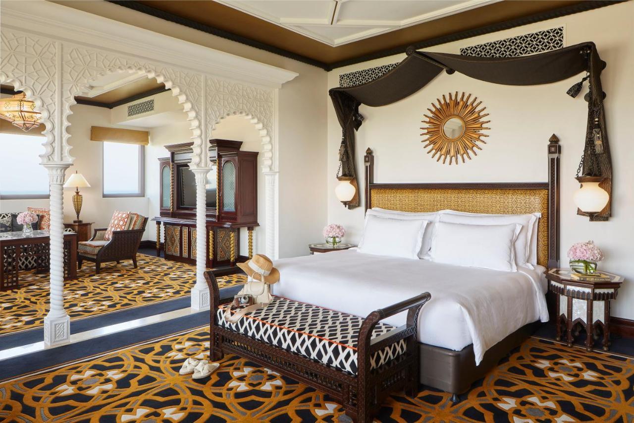 Jumeirah Al Qasr Дубай Екстериор снимка A bedroom at the Jumeirah Emirates Towers Hotel