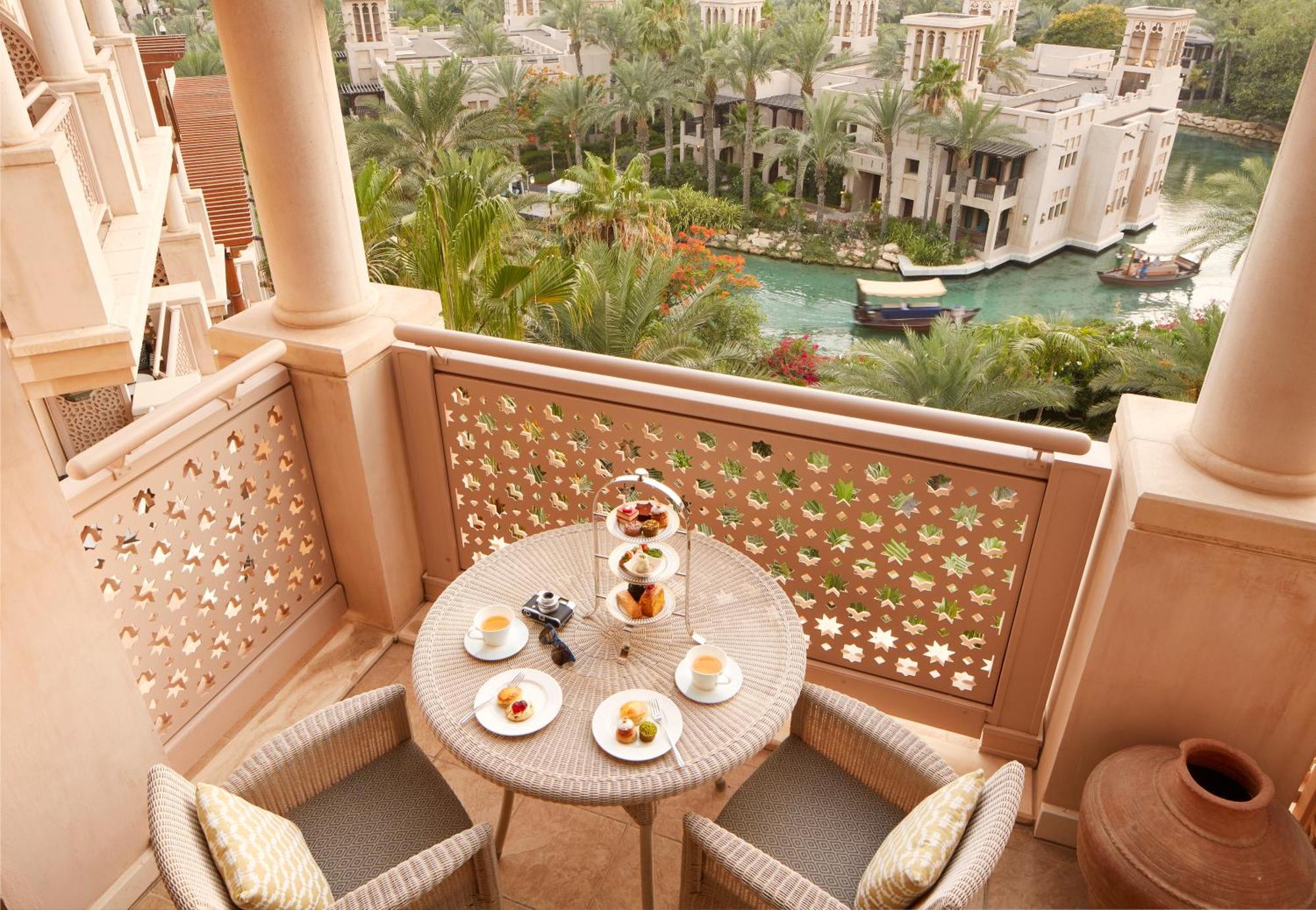 Jumeirah Al Qasr Дубай Екстериор снимка A view of the lagoon from a guest room