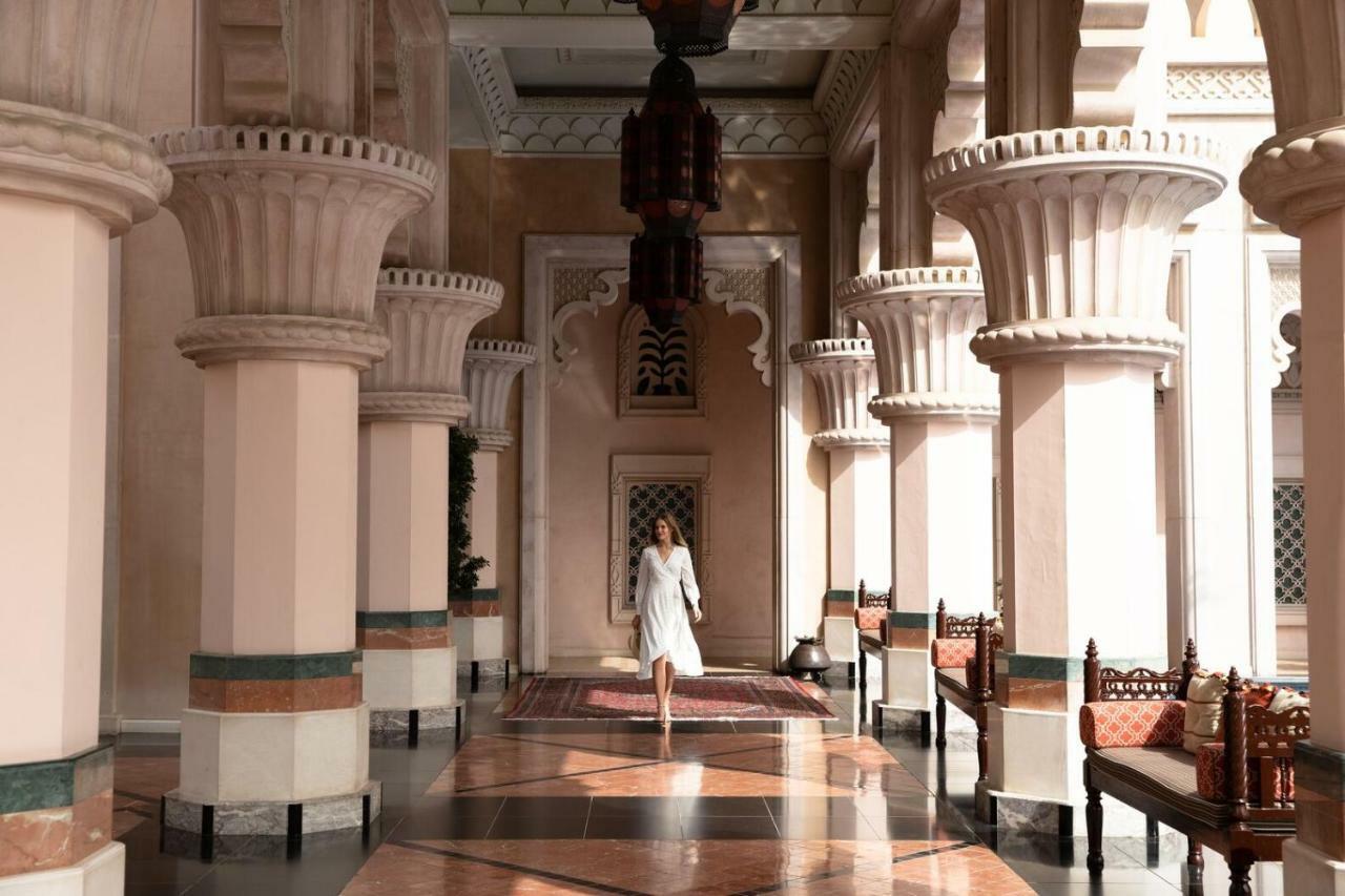 Jumeirah Al Qasr Дубай Екстериор снимка The interior of the hotel