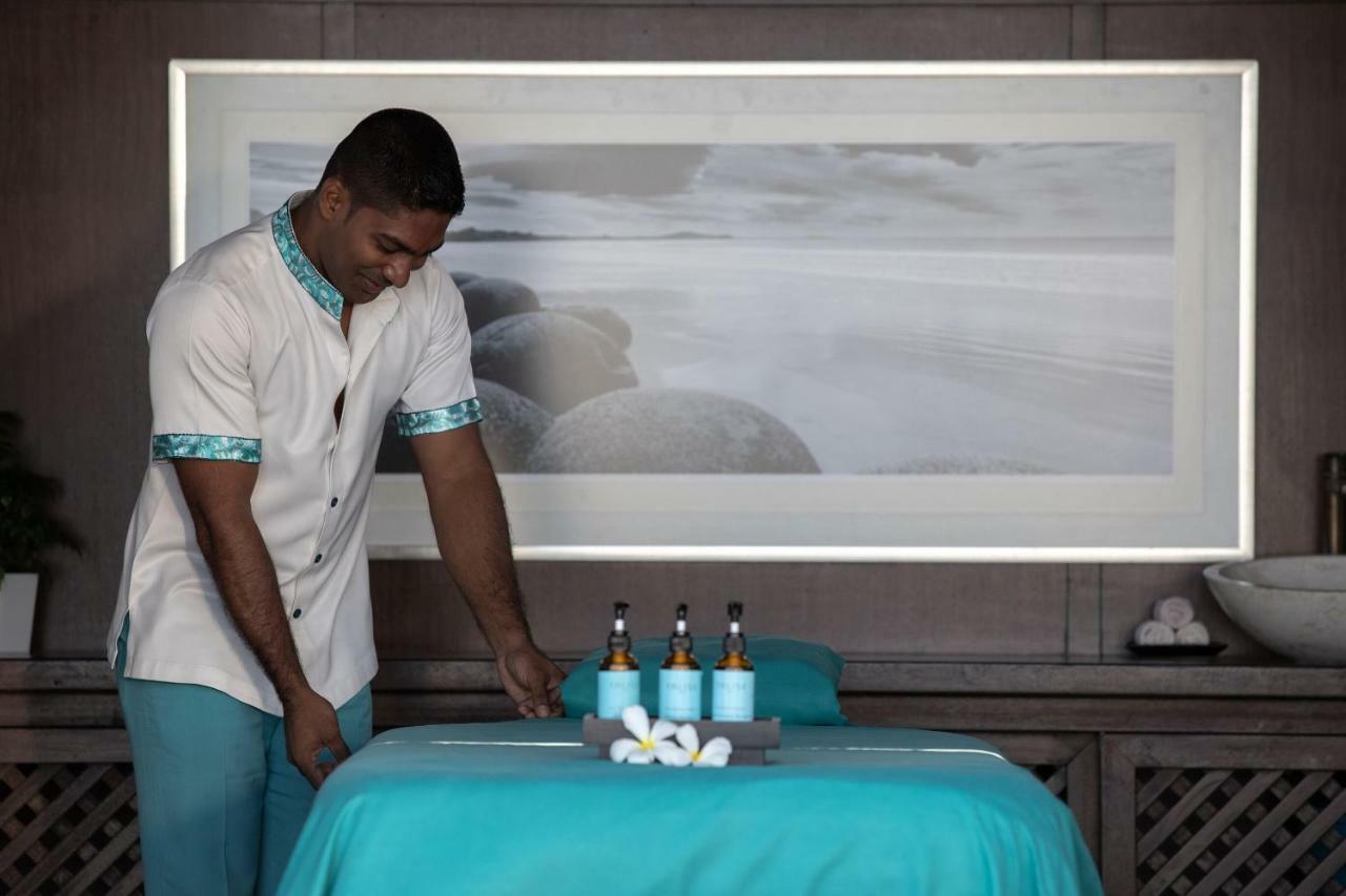 Jumeirah Al Qasr Дубай Екстериор снимка A spa treatment at the Four Seasons Resort Maldives at Landaa Giraavili