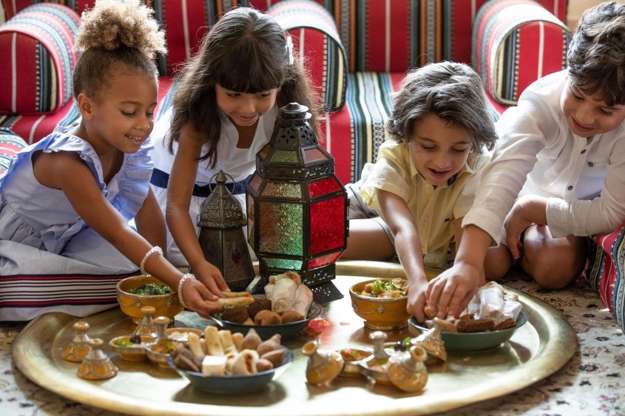 Jumeirah Al Qasr Дубай Екстериор снимка Children at a restaurant in Dubai