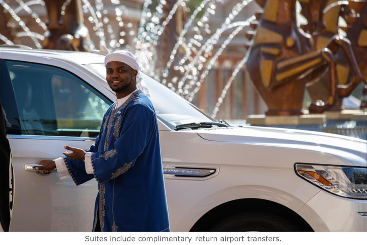 Jumeirah Al Qasr Дубай Екстериор снимка A hotel doorman opening a car door